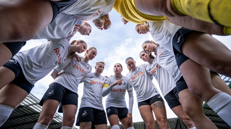 swans women huddle