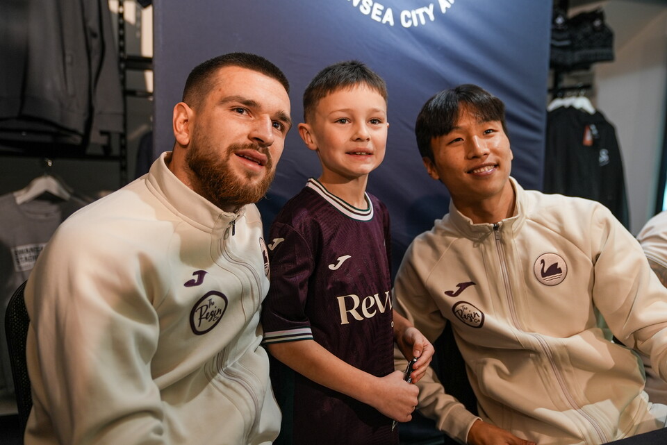 Gallery | Club Shop signing