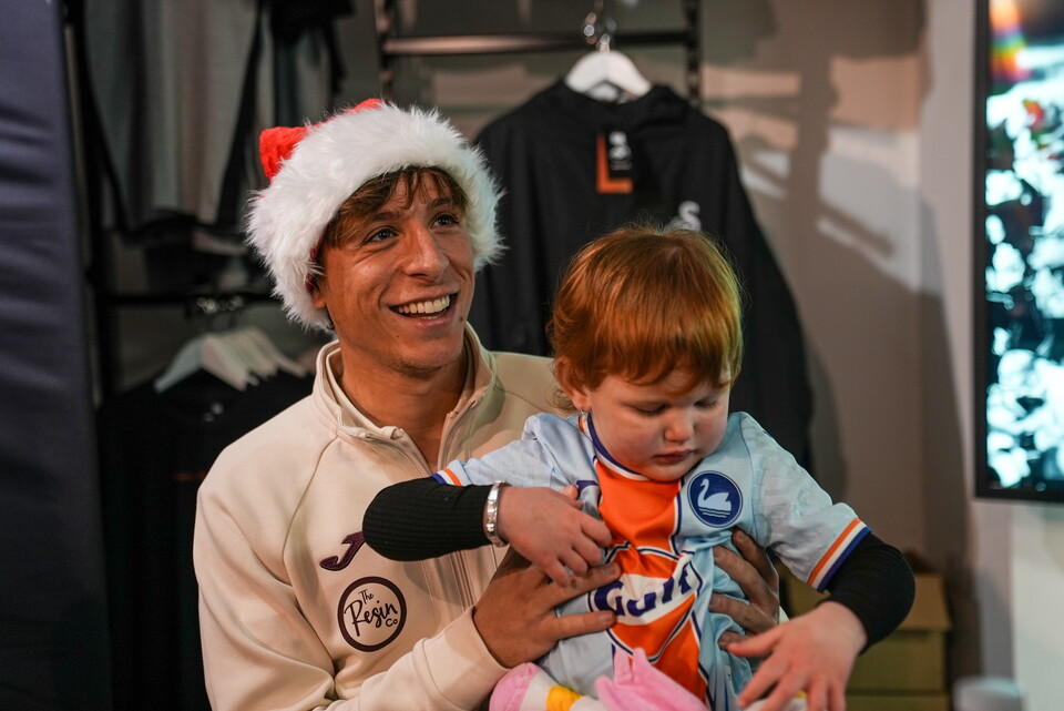 Gallery | Club Shop signing