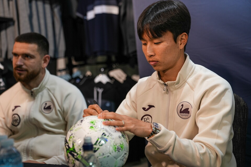 Gallery | Club Shop signing